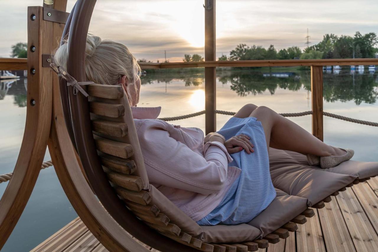 Lieblingsplatz Parey - Schwimmendes Iglu Hotel Екстериор снимка