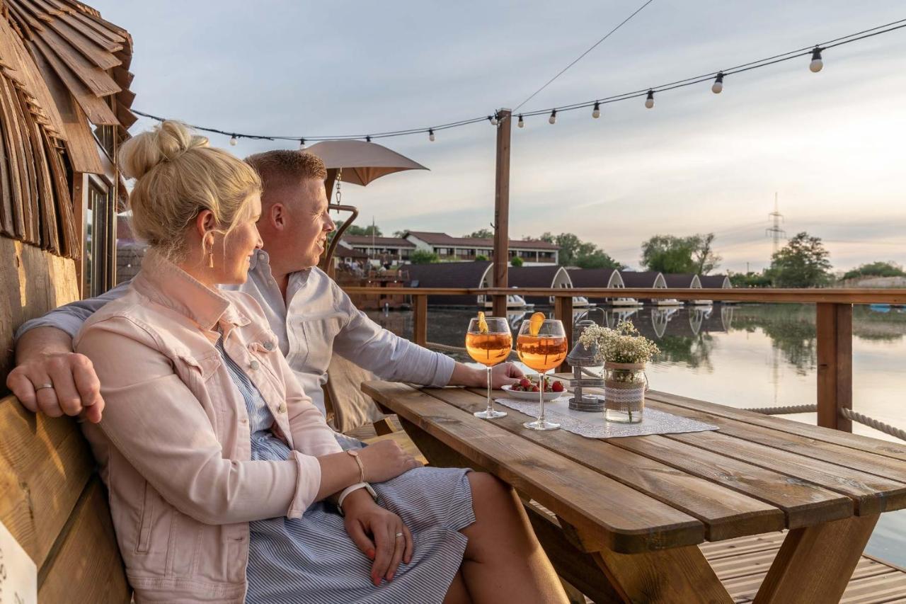 Lieblingsplatz Parey - Schwimmendes Iglu Hotel Екстериор снимка